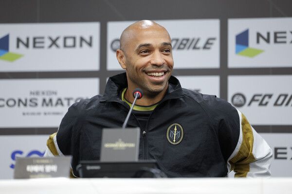 ▲ 인터뷰에 임하고 있는 티에리 앙리(사진=넥슨 제공)