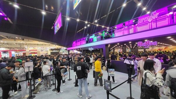 ▲ 올해 지스타 넥슨 부스에서는 '선택과 집중'이 요구된다. 모든 타이틀 시연이 장시간 대기 시간을 형성하고 있어, 주말간 지스타를 찾는 이들이라면 넥슨 출품작 중 원하는 타이틀의 대기열을 잘 확인해서 줄을 서기를 권장한다(사진=경향게임스)