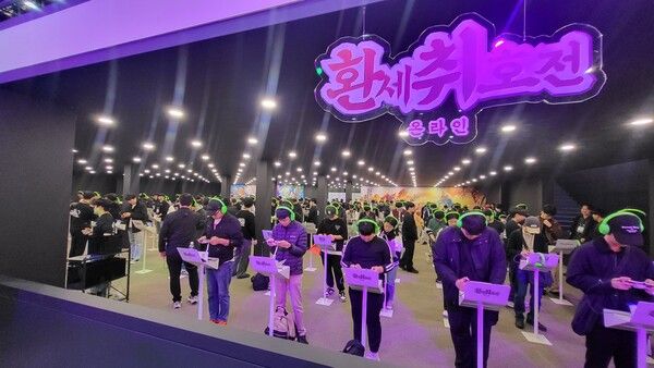 ▲ '환세취호전 온라인' 시연 공간에도 수많은 방문객들의 관심이 끊임없이 이어지고 있다(사진=경향게임스)