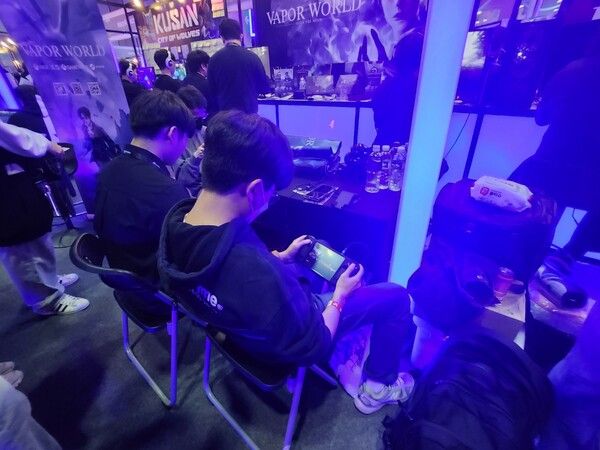 ▲편안한 의자 하나면 전시 끝. 스팀덱의 장점은 명확하다