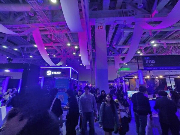 ▲스팀의 참전으로 전시장은 게임을 즐기려는 유저들이 줄지어 방문하고 있다