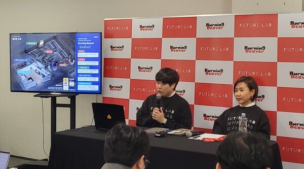 ▲ (좌측부터)버닝비버 2024 미디어 브리핑 현장에 참석한 스마일게이트 퓨처랩 재단 황주훈 팀장, 백민정 센터장(사진=경향게임스)