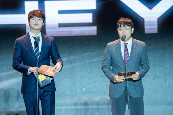 ▲시상자로 나선 '캡틴잭' 강형우, '포니' 임주완