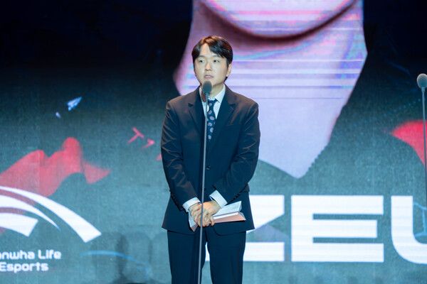 ▲올해의 탑 '제우스' 최우제(최인규 감독 대리 수상)