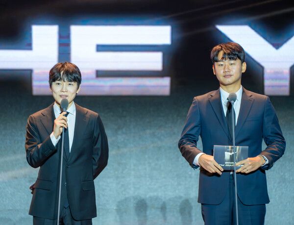 ▲시상자로 나선 '와치' 조재걸, '쿠로' 이서행