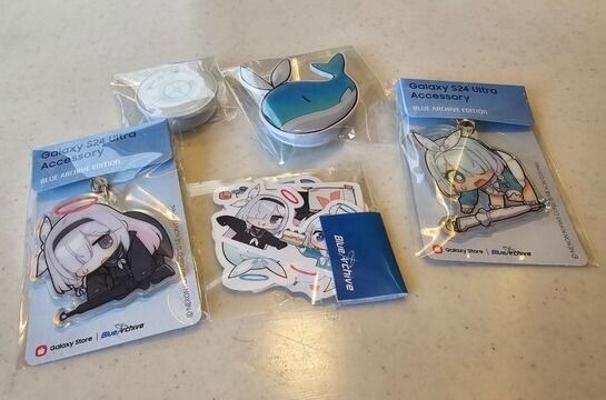 ▲ 아로나, 프라나와 관련된 일부 굿즈도 동봉돼 있다&nbsp;(사진=경향게임스)