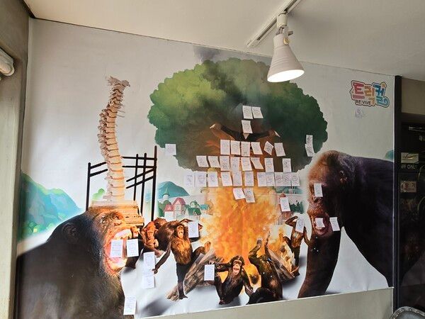 ▲ 메시지월에는 유저들의 응원의 목소리가 붙기 시작했다 (사진=경향게임스)