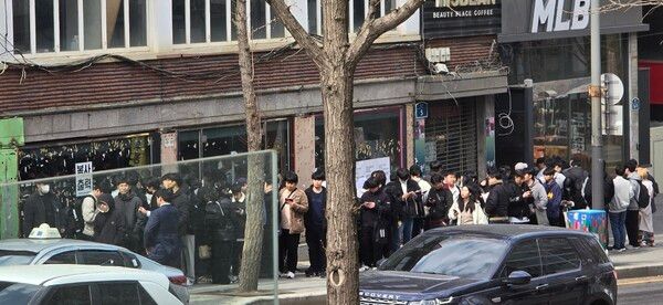 ▲ 입장이 시작한 이후에도 많은 팬들이 줄을 서고 기다리고 있었다&nbsp;(사진=경향게임스)