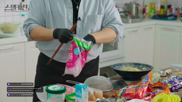 ▲ 그냥 끓인 라면에 얼음을 넣어 만든 스텔라이브표 냉라면&nbsp;(출처=방송캡쳐)