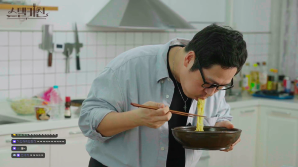 ▲ 본인이 만든 라면을 흡입 하는 김풍 작가&nbsp;(출처=방송캡쳐)