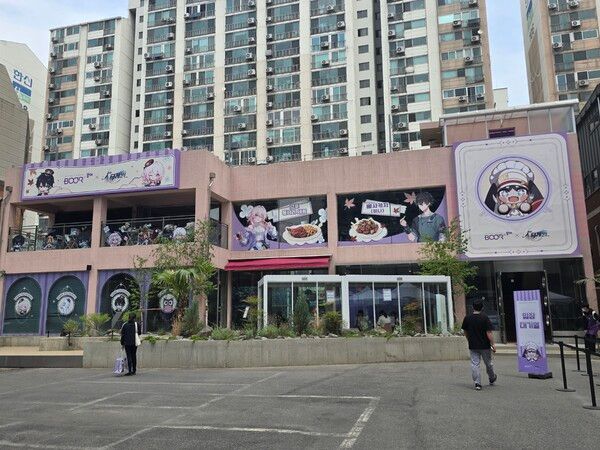 이벤트 맞춰 외부 장식을 단장한 말론 하우스 (사진=경향게임스)