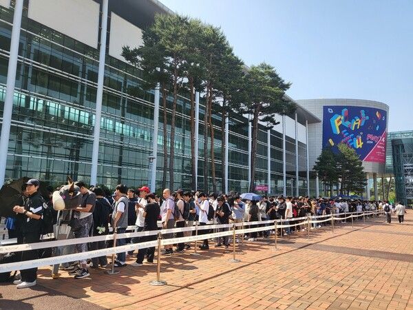 ▲ 3홀 앞에 형성된 줄은 4홀 입구 근처까지 늘어설 정도로 길게 형성 됐다