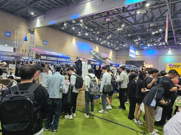 ▲ 상당한 인파가 몰린 루미아 야시장 (사진=경향게임스)