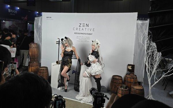 ▲&nbsp;RZCOS 소속의 '쫑끗', '리브'의 촬영회 (사진=경향게임스)