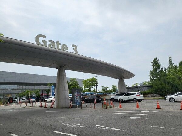 ▲주차장이 만원임에도 차량이 끝도 없이 밀려든다