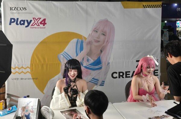 ▲ RZCOS의 '나리', '시루' 팬사인회&nbsp;(사진=경향게임스)