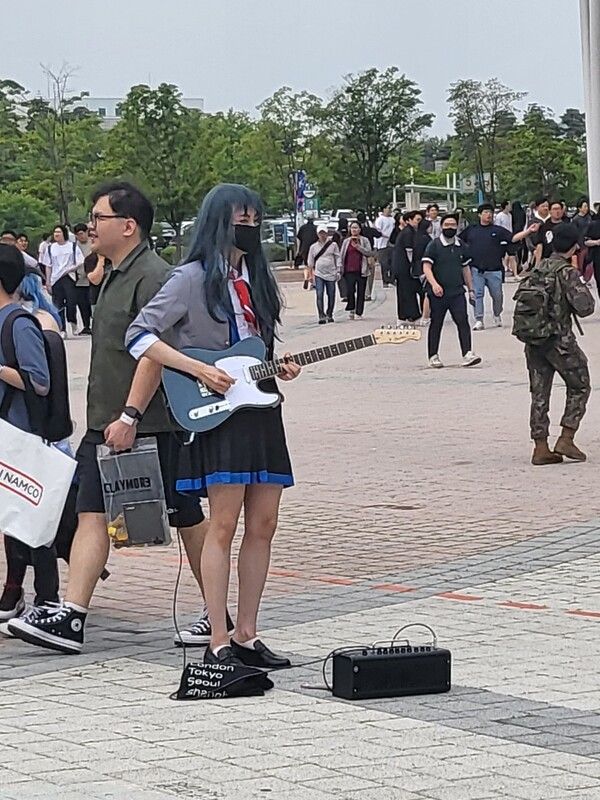 ▲ 입장을 포기하고 밖에서 버스킹을 하는 코스튬 플레이어