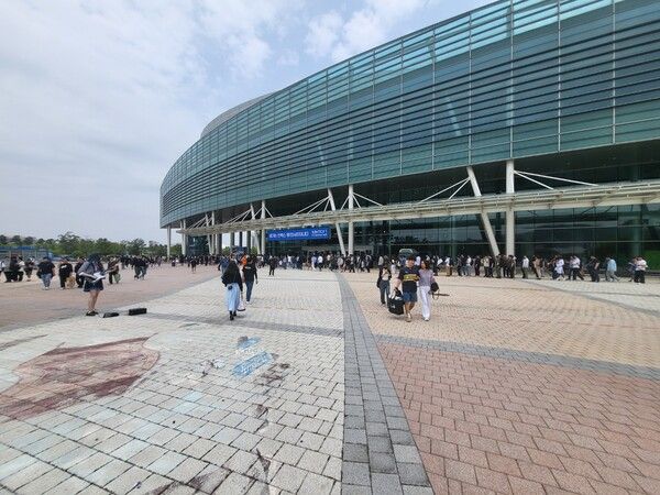 ▲ 대기열은 킨텍스 외벽을 반바퀴 두르고도 이어진다