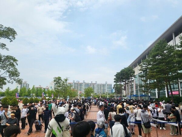 ▲ 인산인해 이룬 대기열, 전체 대기열 중 극히 일부다