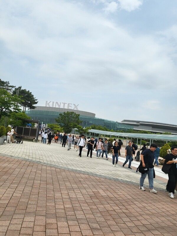 ▲ 2관 입구까지 이어진 대기열, 멀리 1관이 보인다. 걸어오는 사람들은 대기열 끝을 찾아 1관에서 걸어온 이들이다