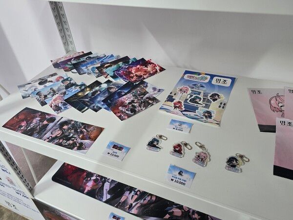 ▲ 다양한 '명조'의 굿즈. 금방 매진되는 것도 있었다&nbsp;(사진=경향게임스)