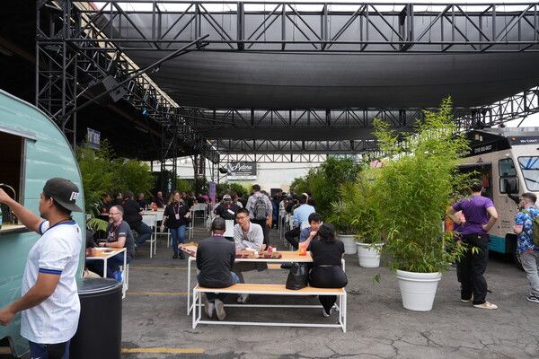 ▲현장에는 끼니를 때울 수 있는 푸드트럭이 다수 배치돼 있었다(사진=경향게임스)