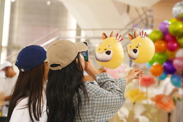 봉크 솜사탕을 들고 기념촬영을 하는 방문객들(제공=봉크)