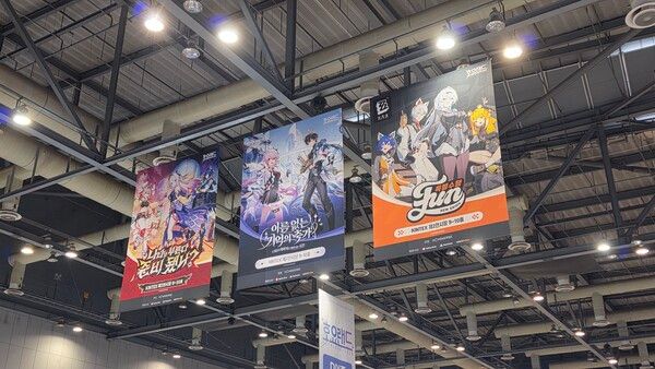▲ 실내 전시장에는&nbsp;‘원신’,&nbsp;‘붕괴: 스타레일’,&nbsp;‘젠레스 존 제로’ 전시 공간과 메인 이벤트 무대가 마련됐다(사진=경향게임스)