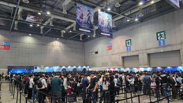 ▲&nbsp;‘붕괴: 스타레일’은 특히나 많은 인파가 몰리며 게임의 최근 기세를 잘 보여주고 있다(사진=경향게임스)