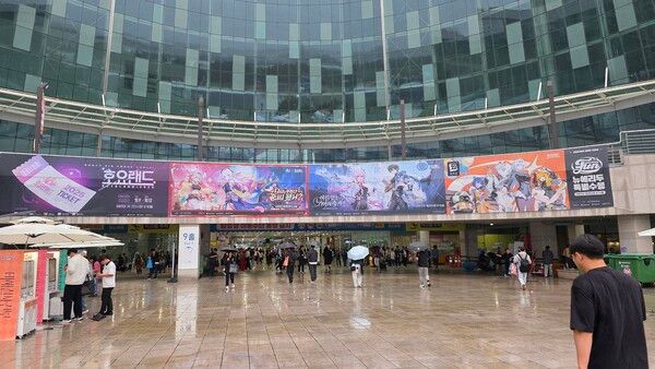 ▲ 행사 기간 비라 쏟아지는 등 악천후에 시달렸으나, 그럼에도 팬들의 열기는 식지 않았던 이번 ‘호요랜드2025’다(사진=경향게임스)