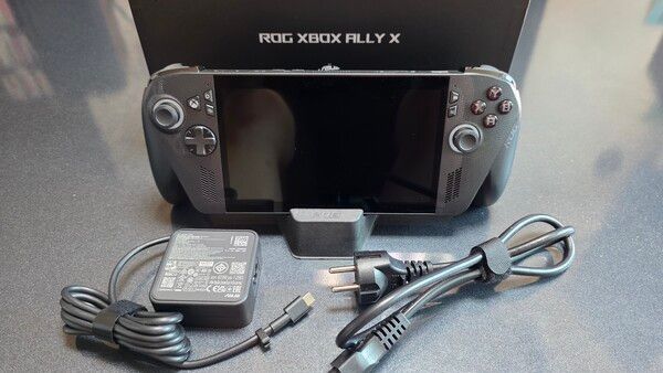 ▲ 제품 구성은 기기와 파워 케이블, 플라스틱 거치대 등으로 구성됐다(사진=경향게임스)