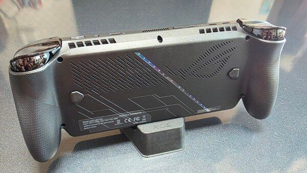 ▲ 후면 디자인에서도 로그 엘라이 시리즈 전작 대비 변화를 뚜렷하게 확인 가능하다(사진=경향게임스)