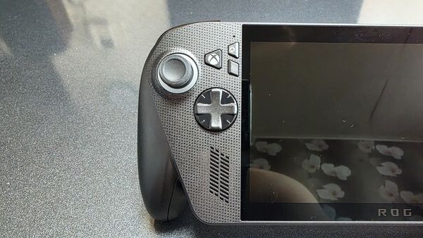 ▲ 디스플레이 좌측에서는 이번 기기의 특징 중 하나인 Xbox 버튼이 탑재됐다(사진=경향게임스)