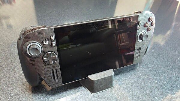 ▲ Xbox와의 로그 엘라이의 만남은 기기 외형에서부터 잘 확인할 수 있다(사진=경향게임스)