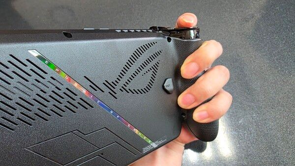 ▲ 그립감 역시 준수한 편으로, Xbox 컨트롤러 특유의 편안한 그립과 조작 환경이 제공된다(사진=경향게임스)