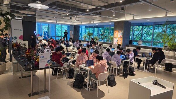 ▲&nbsp;‘코드배틀’ 부문 본선 참가자들은 파이널 라운드에서 팀원들간의 논의를 거듭하며 최종 우승을 향한 치열한 경합을 펼쳤다(사진=경향게임스)