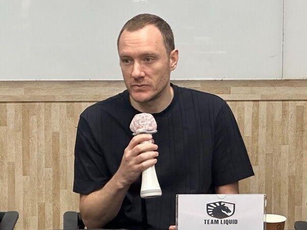 ▲ 취재진 질문에 답하는 빅터. 사진=경향게임스