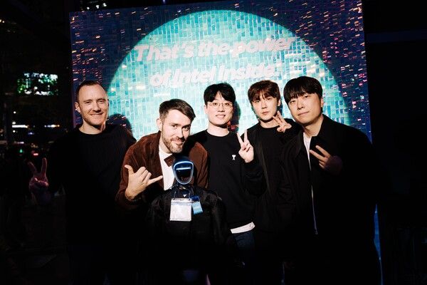 ▲ 인텔 행사장에서 포즈를 취하는 팀 리퀴드 멤버들. 사진=팀 리퀴드