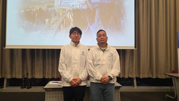 ▲ (좌측부터)&nbsp;‘라그나로크3’ 그라비티 정기동 사업 PM, 조이메이커 스티븐 시 대표(사진=경향게임스)