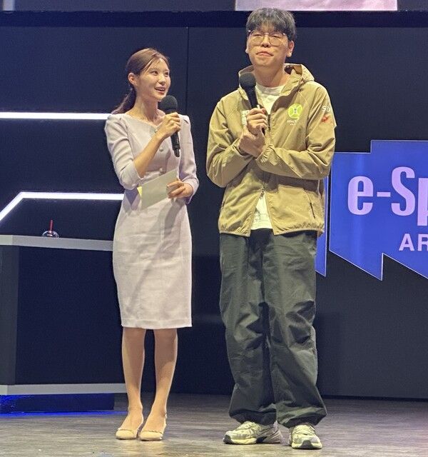 ▲우승 소감 밝히는 신구대 윤성우 선수. 왼쪽부터 최지원 엠베서더, 윤성우 선수. (사진=경향게임스)