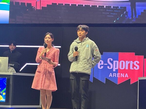 ▲ 우승 소감 밝히는 제휘담 선수. 왼쪽부터 김연우 엠버서더, 제휘담 선수. 사진=경향게임스