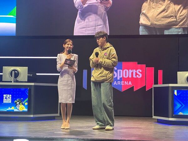  ▲ 왼쪽부터 최지원 엠베서더, 오산대 장성빈 학생. 사진=경향게임스