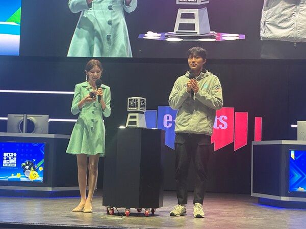 왼쪽부터 최지원 아나운서, 제휘담 선수. 사진=경향게임스&nbsp;