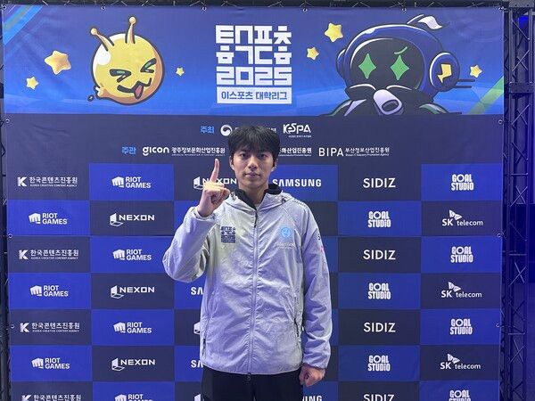 ▲ 우승 세레모니를 취하는 제휘담 선수. 사진=경향게임스