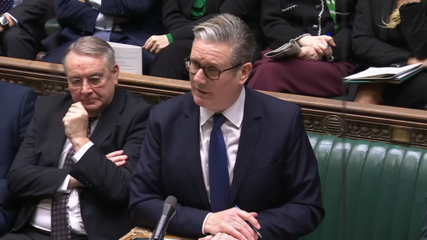 ▲질의에 답하는 스타머 총리. 사진=영국 의회 유튜브