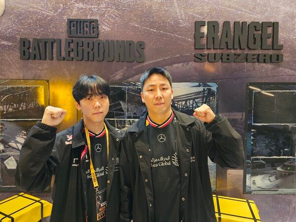 ▲(왼쪽부터) T1 ‘레이닝’ 김종명, 신명관 감독(사진=경향게임스)