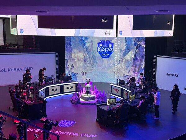 ▲ 경기 준비 중인 DK와 T1. 사진=경향게임스