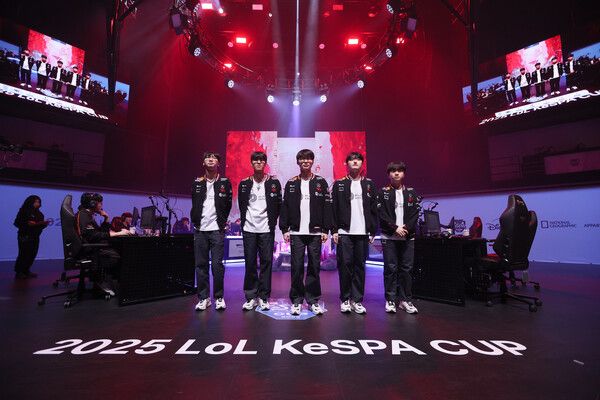 ▲ 케스파컵 결승전에 임하는 T1 선수단(사진=한국e스포츠협회 제공)