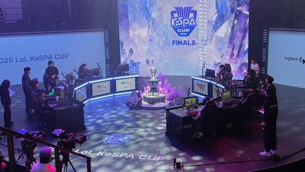 ▲ 경기를 준비 중인 한화생명e스포츠, T1 선수단(사진=경향게임스)