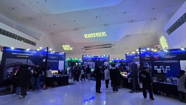 ▲ 참가사 부스는 방문객들이 원하는 취향의 게임을 보다 손쉽게 찾을 수 있도록 색상별로 테마를 구분하고 있다(사진=경향게임스)